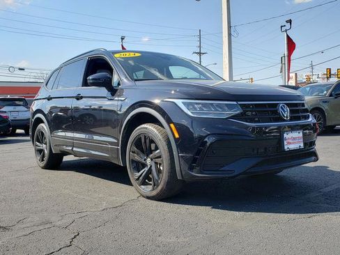 Used 2024 Volkswagen Tiguan SE R-Line AWD/4WD image 9