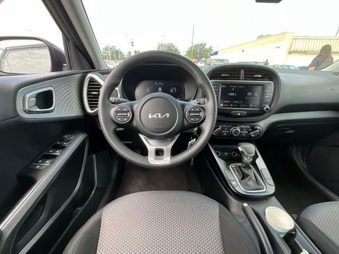 Used 2025 Kia Soul LX w/ LX Technology Package FWD image 9