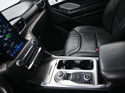 Used 2020 Ford Explorer Platinum w/ Premium Technology Package AWD/4WD image 18