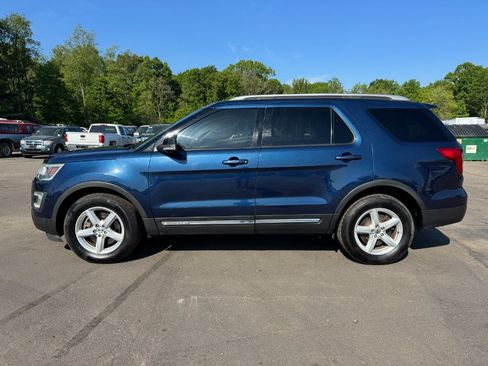 Used 2017 Ford Explorer XLT w/ Equipment Group 202A AWD/4WD image 2