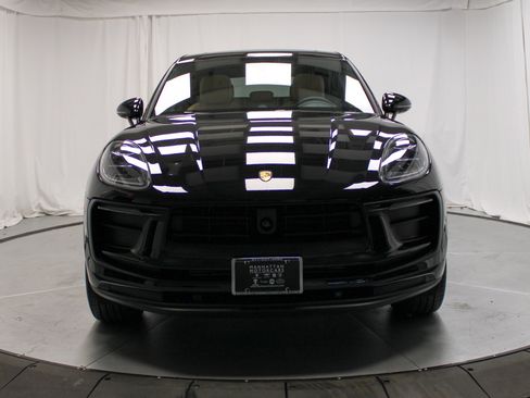 Certified 2025 Porsche Macan image 12