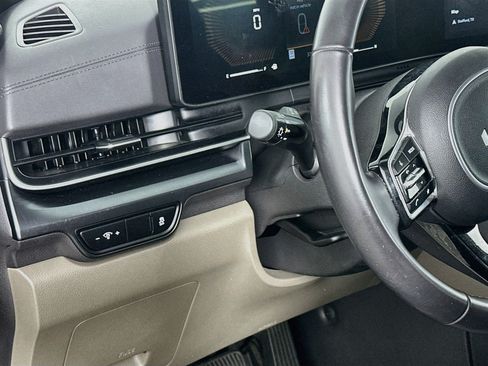 Used 2025 Kia Carnival FWD image 17