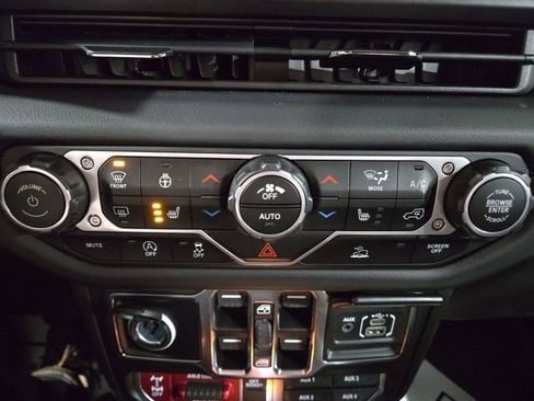 Used 2024 Jeep Gladiator Mojave w/ Convenience Group image 29