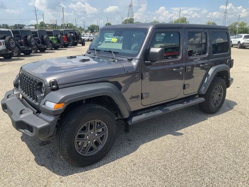 Used 2025 Jeep Wrangler Unlimited Sport AWD/4WD image 4