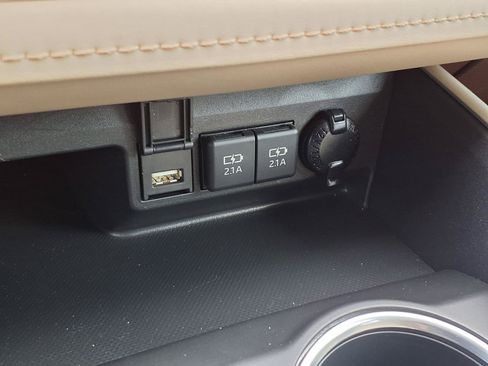 Used 2021 Toyota Highlander XLE FWD image 11