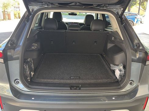 Used 2025 Volkswagen Tiguan SE w/ Panoramic Sunroof Package image 13