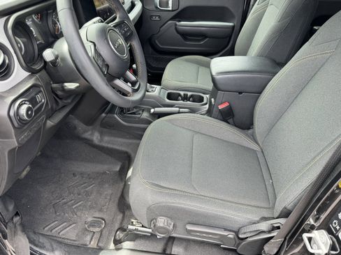 Used 2025 Jeep Wrangler Unlimited Sport AWD/4WD image 9