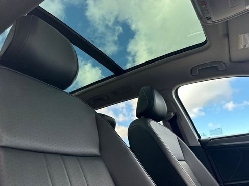 Used 2023 Volkswagen Tiguan SE w/ Panoramic Sunroof Package FWD image 18