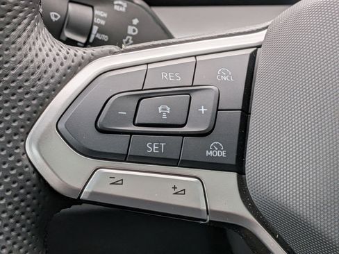 Used 2025 Volkswagen Tiguan SE R-Line image 18