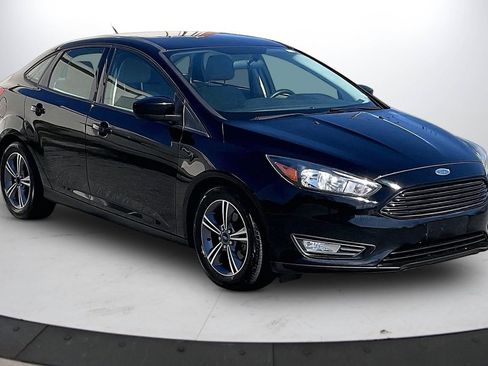 Used 2018 Ford Focus SE w/ SE Appearance Package image 2