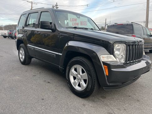 Used 2010 Jeep Liberty Sport image 4