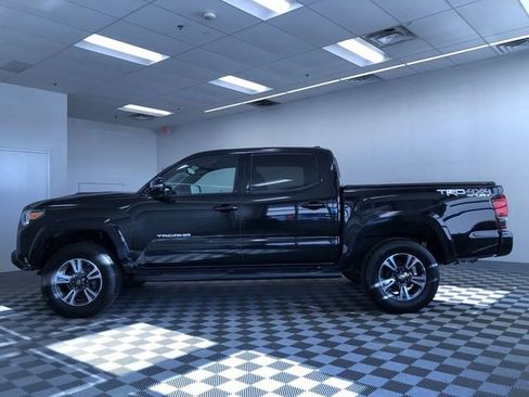 Used 2018 Toyota Tacoma TRD Sport image 3