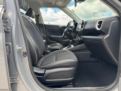 Used 2022 Hyundai Venue Limited FWD image 24