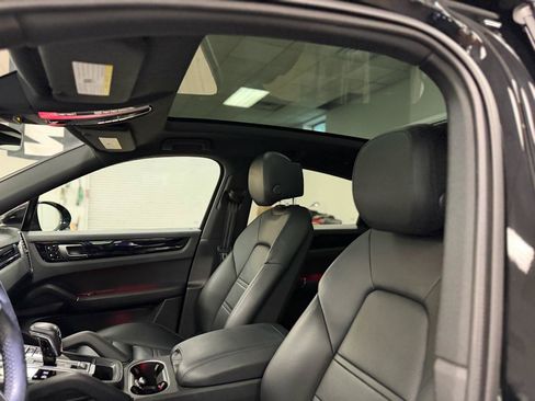 Used 2021 Porsche Cayenne S w/ Premium Package AWD/4WD image 17
