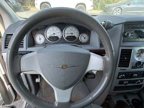 Used 2010 Chrysler Town & Country Touring image 27