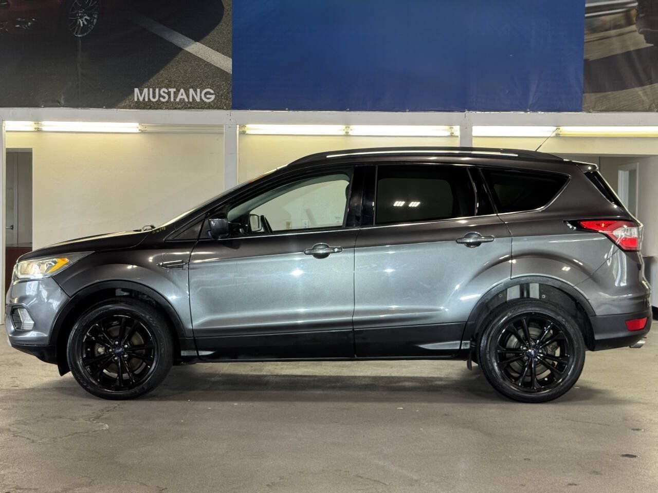 Used 2017 Ford Escape SE w/ SE Leather Comfort Package AWD/4WD image 16