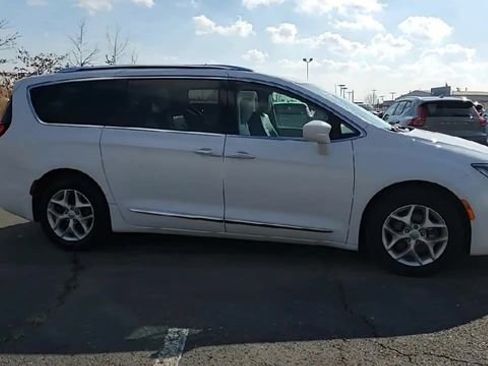 Used 2018 Chrysler Pacifica Touring-L Plus image 9