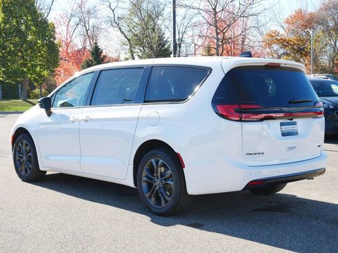 New 2026 Chrysler Pacifica Select AWD/4WD image 16