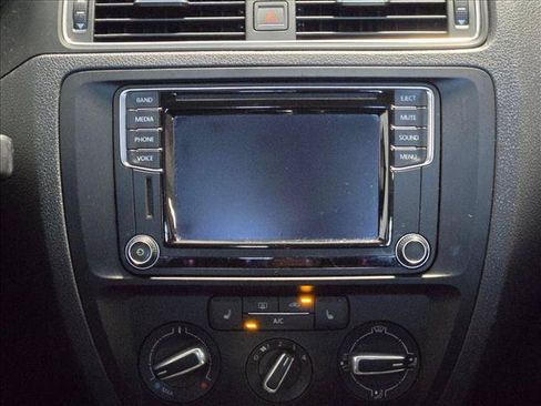 Used 2016 Volkswagen Jetta SE FWD image 14