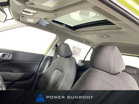 Used 2024 Hyundai Venue SEL image 2