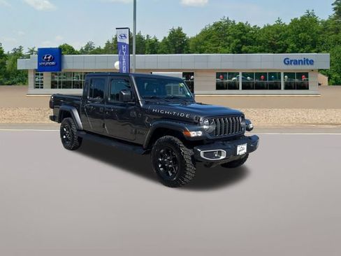Used 2025 Jeep Gladiator Sport AWD/4WD image 5