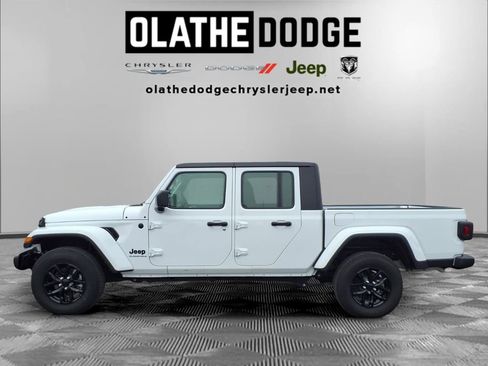 Used 2023 Jeep Gladiator Sport image 22