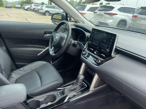 Used 2022 Toyota Corolla Cross XLE AWD/4WD image 3