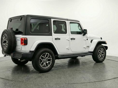 Used 2025 Jeep Wrangler Sahara image 9