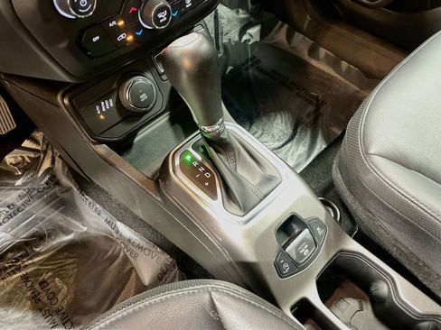Used 2022 Jeep Renegade Limited AWD/4WD image 17