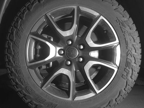 Used 2025 Jeep Compass Trailhawk AWD/4WD image 9