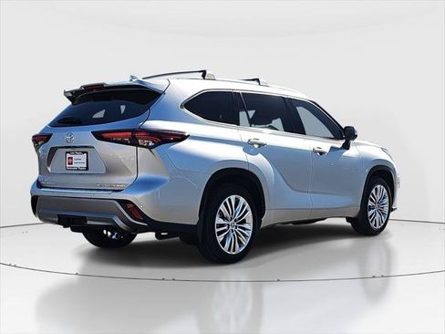 Certified 2025 Toyota Highlander Platinum AWD/4WD image 5