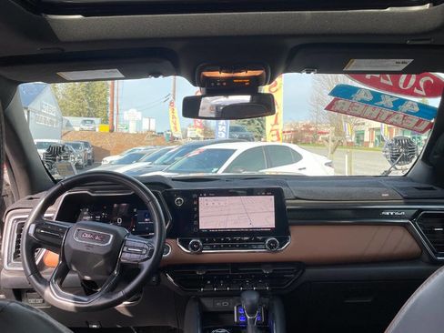 Used 2024 GMC Canyon AT4 w/ AT4 Premium Package image 12