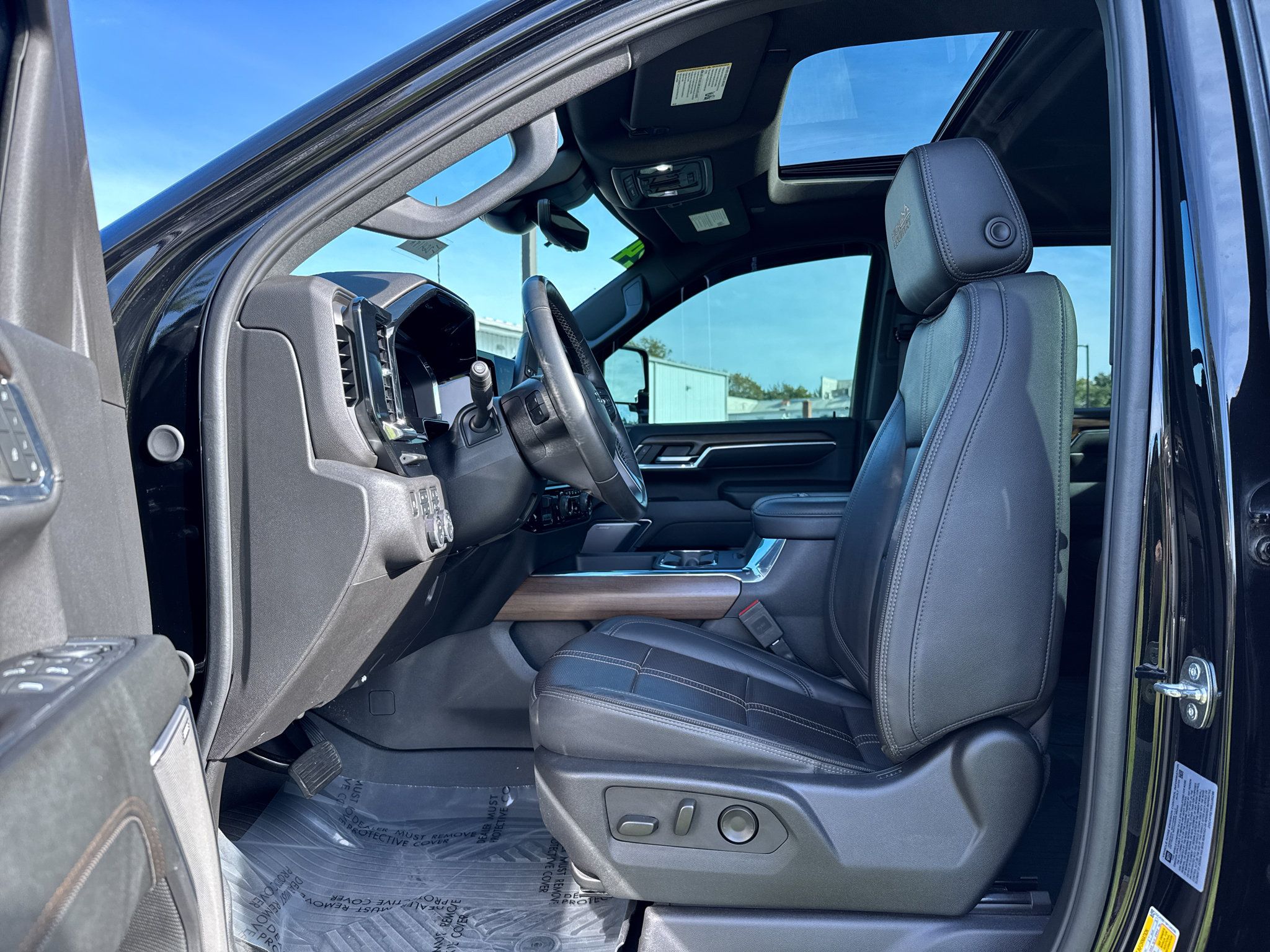 Used 2024 Chevrolet Silverado 2500 High Country w/ High Country Premium Package AWD/4WD image 5