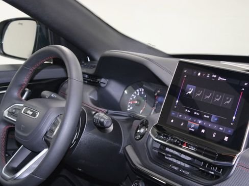 Used 2025 Jeep Compass Trailhawk AWD/4WD image 27