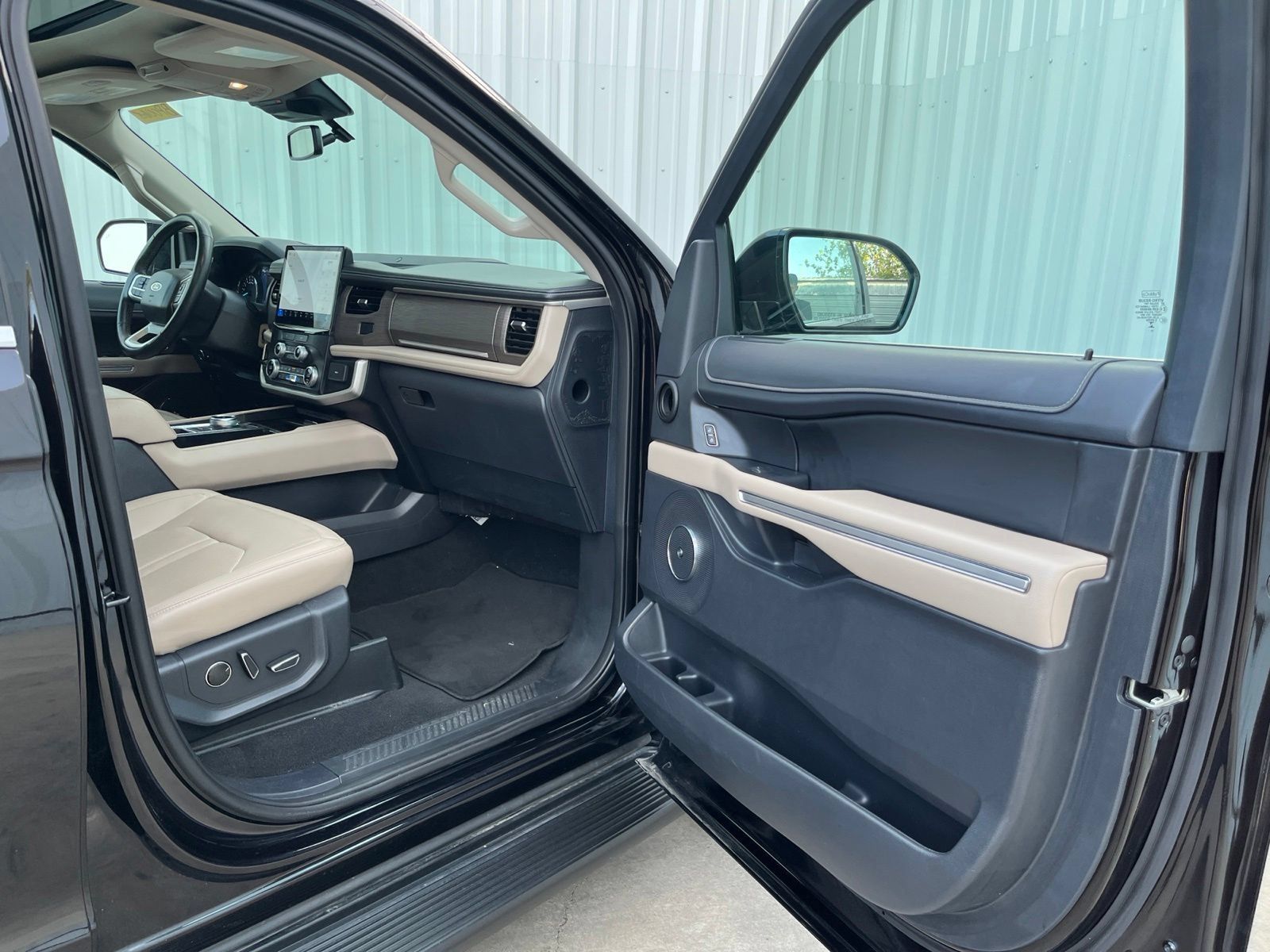 Used 2024 Ford Expedition Max Limited RWD image 16