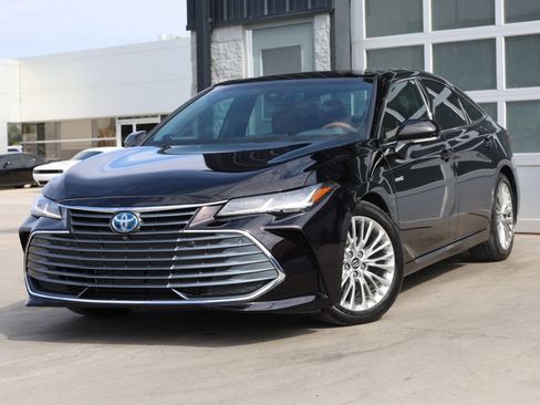 Used 2020 Toyota Avalon Limited image 3