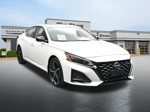 Used 2023 Nissan Altima 2.5 SR w/ SR Premium Package FWD image 7
