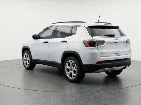 Used 2025 Jeep Compass Latitude AWD/4WD image 6