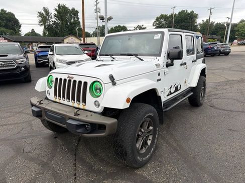 Used 2016 Jeep Wrangler Unlimited Sahara AWD/4WD image 3