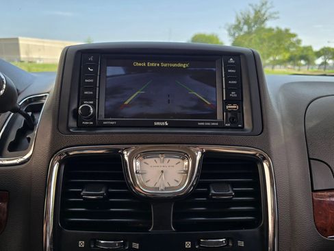 Used 2014 Chrysler Town & Country Touring-L w/ Driver Convenience Group FWD image 35