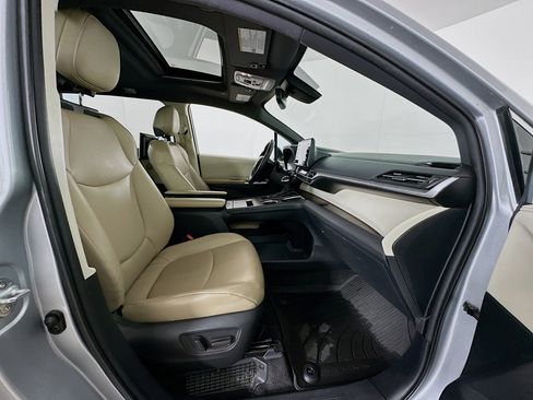Used 2021 Toyota Sienna XLE image 33