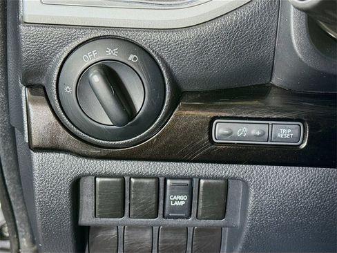 Used 2017 Nissan Titan SV image 17