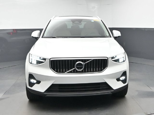 Used 2024 Volvo XC40 B5 Plus AWD/4WD image 2