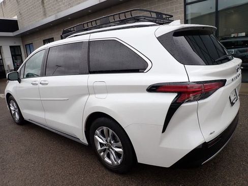 Used 2022 Toyota Sienna Limited image 3