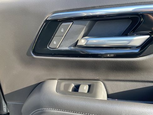 Used 2025 Chevrolet Suburban Z71 image 63