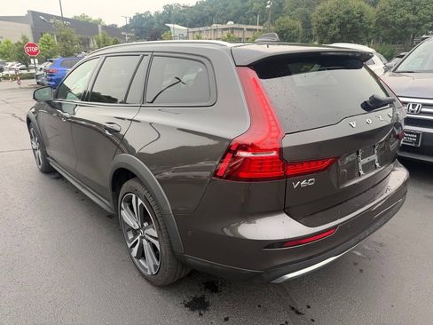 Used 2025 Volvo V60 B5 Cross Country Plus AWD/4WD image 2