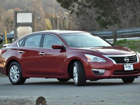 Used 2014 Nissan Altima 2.5 S w/ Sport Value Package image 4