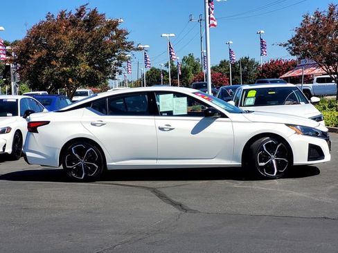 Used 2024 Nissan Altima 2.5 SR FWD image 3