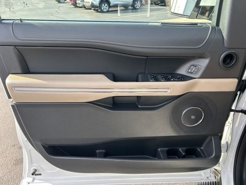 Used 2024 Ford Expedition Limited image 3