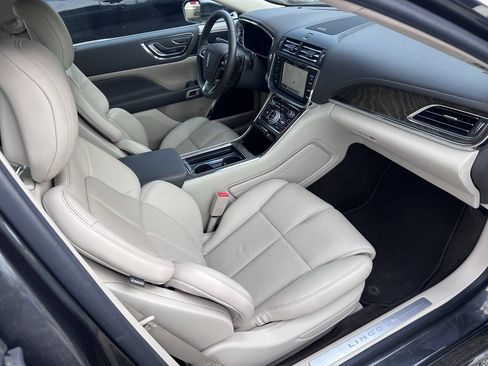 Used 2018 Lincoln Continental Select w/ Continental Climate Package FWD image 37